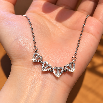 Collar con trébol de cuatro corazones